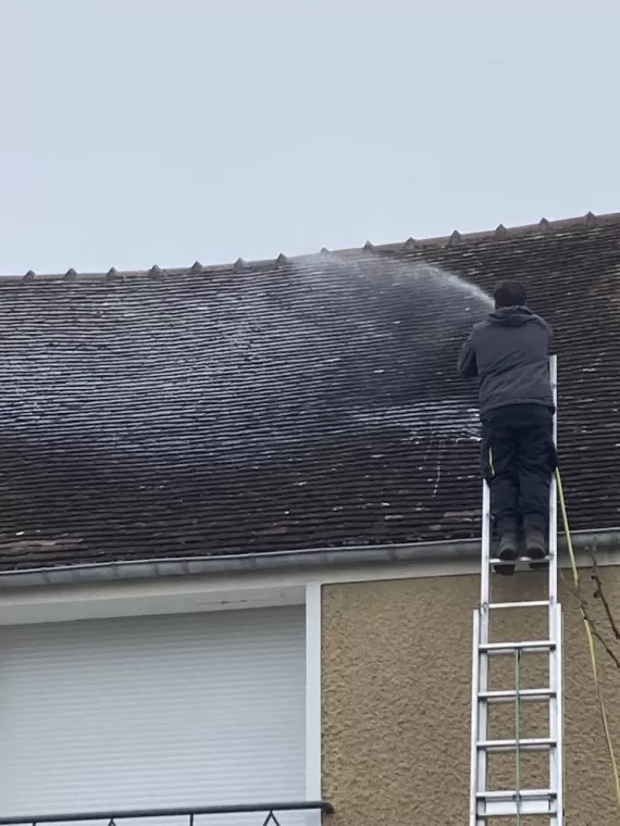 Couvreur à Coulommiers - Pose anti mousse et hydrofuge 