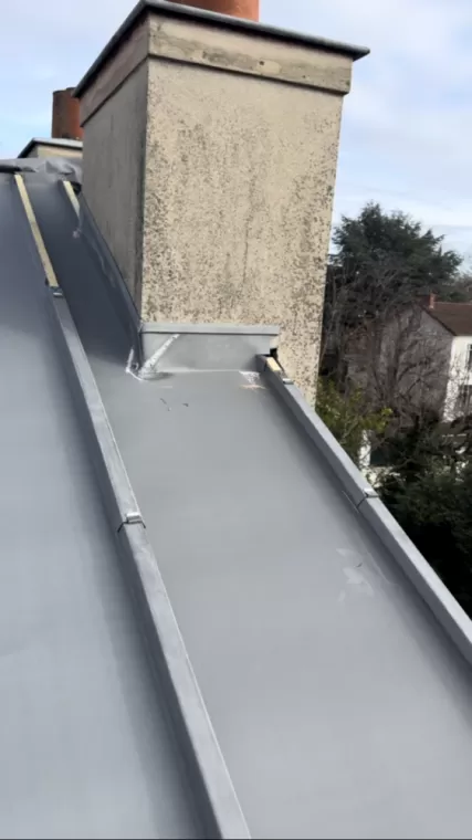 Pose de l’étanchéité en zinc sur le pied de cheminée 