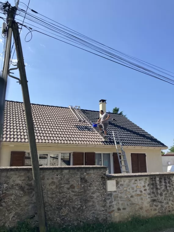 Pose d’hydrofuge coloré avec un nettoyage toiture à Boissy-le-Châtel, Coulommiers, M.Dieux
